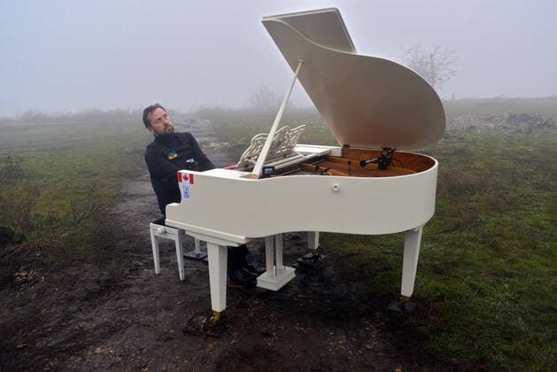 Bilder des Jahres 2022, Entertainment 12 Dezember Entertainment Themen der Woche KW50 Entertainment Bilder des Tages KHARKIV REGION, UKRAINE - DECEMBER 13, 2022 - A prominent pianist, vice president and artistic director of the Canadian foundation Looking at the Stars in the European Union Darius Mazintas performs in the city of Izium, Kharkiv Region. He played compositions from the cycle Naive Music by a Ukrainian composer Valentyn Sylvestrov, Kharkiv Region, northeastern Ukraine. Pianist Darius Mazintas performs in de-occupied Izium  Copyright: xYevhenxKotenkox