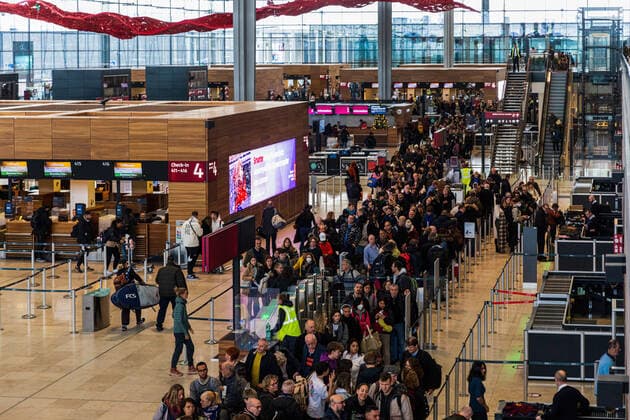 BERLIN, GERMANY - DECEMBER 12, 2022: Long lines building up at the security check at Berlin Brandenburg International Airport. BER Airport still struggles with waiting times of more then half an hour. BER Airport still can t get the waiting time at the security check under control. Berlin Germany *** BERLIN, DEUTSCHLAND 12. DEZEMBER 2022 Lange Schlangen an der Sicherheitskontrolle des Flughafens Berlin Brandenburg International BER Flughafen kämpft immer noch mit Wartezeiten von mehr als einer halben Stunde BER Flughafen bekommt die Wartezeit an der Sicherheitskontrolle nicht in den Griff Berlin Deutschland Copyright: xx