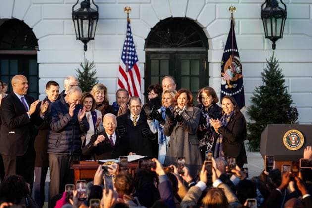Bilder des Jahres 2022, News 12 Dezember News Themen der Woche KW50 News Bilder des Tages Biden signs Respect for Marriage Act President Joe Biden celebrates with Vice President Kamala Harris and members of Congress immediately after signing the Respect for Marriage Act at the White House. The law legalizes same-sex and interracial marriages. Congress passed the bipartisan bill after Supreme Court Justice Clarence Thomas commented that the decision permitting same-sex marriage could be next on the chopping block after abortion. Washington DC United States  Copyright: xAllisonxBaileyx originalFilename: bailey-bidensig221213_np6g3.jpg