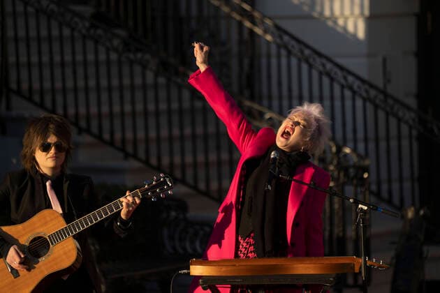 Bilder des Jahres 2022, Entertainment 12 Dezember Entertainment Themen der Woche KW50 Entertainment Bilder des Tages Singer Cyndi Lauper and guitarist Alex Nolan perform in a ceremony with US President Joe Biden to sign the Respect for Marriage Act on the South Lawn of the White House in Washington, DC on December 13, 2022. Copyright: xPoolxviaxCNPx MediaPunchx