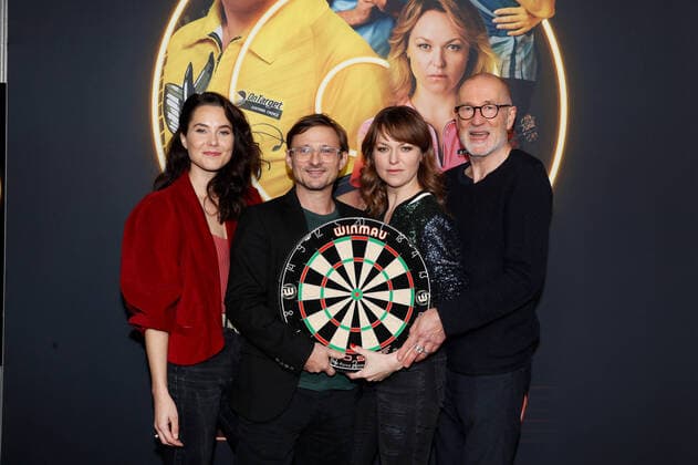 Bilder des Jahres 2022, Entertainment 12 Dezember Entertainment Themen der Woche KW50 Entertainment Bilder des Tages Premiere der zweiten Staffel von Die Wespe Katia Fellin, Florian Lukas, Lisa Wagner und Peter Lohmeyer auf dem roten Teppich bei der Premiere der zweiten Staffel von Die Wespe in der Astor Film Lounge in Berlin. *** Premiere of the second season of Die Wespe Katia Fellin, Florian Lukas, Lisa Wagner and Peter Lohmeyer on the red carpet at the premiere of the second season of Die Wespe at the Astor Film Lounge in Berlin Copyright: xEventpressxGolejewskix