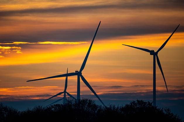 Windräder am Morgen des 14. Dezember 2022 bei Teltow in Brandenburg. Windräder im Sonnenaufgang *** Wind turbines in the morning of 14 December 2022 near Teltow in Brandenburg Wind turbines in the sunrise