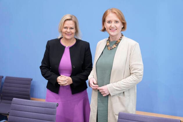 News Themen der Woche KW50 News Bilder des Tages Bundespressekonferenz - Entwurf des Demokratiefoerdergesetzes Aktuell,14.12.2022,Berlin,Familienministerin Lisa Paus gemeinsam mit Innenministerin Nancy Faeser bei der Bundespressekonferenz zum Thema Entwurf des Demokratiefoerdergesetzes Berlin Berlin Deutschland *** Federal Press Conference Draft Democracy Promotion Act Current,14 12 2022,Berlin,Family Minister Lisa Paus together with Interior Minister Nancy Faeser at the Federal Press Conference on the Draft Democracy Promotion Act Berlin Berlin Germany