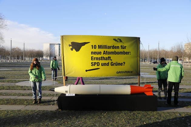 Bilder des Jahres 2022, News 12 Dezember News Themen der Woche KW50 News Bilder des Tages Deutschland, Berlin, Greenpeace Demonstration vor dem Kanzleramt *** Germany, Berlin, Greenpeace demonstration in front of the Chancellors Office