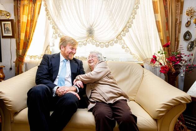 Bilder des Jahres 2022, Entertainment 12 Dezember Entertainment Themen der Woche KW50 Entertainment Bilder des Tages ZEIST - King Willem-Alexander is shown around the caravan camp Beukbergen in Huis ter Heide in the municipality of Zeist. This largest caravan camp in Europe has houses on the site in addition to caravans. The king visited the caravan center once before in 2017. ANP POOL PATRICK VAN KATWIJK netherlands out - belgium out *** ZEIST King Willem Alexander is shown around the caravan camp Beukbergen in Huis ter Heide in the municipality of Zeist This largest caravan camp in Europe has houses on the site in addition to caravans The king visited the caravan center once before in 2017 ANP POOL PATRICK VAN KATWIJK netherlands out belgium out  Copyright: xx x459414393x originalFilename: 459414393.jpg