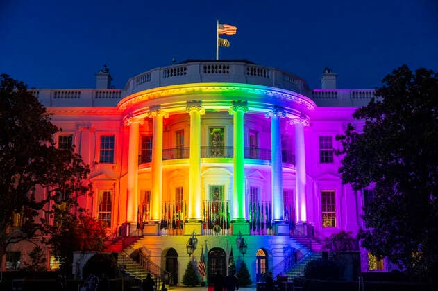 Bilder des Jahres 2022, News 12 Dezember News Themen der Woche KW50 December 13, 2022, Washington, DC, United States: The White House is decorated with rainbow colored lights after U.S. President Joe Biden signed into law the Respect for Marriage Act on the South Lawn of the White House, December 13, 2022 in Washington, D.C. The law now guarantees federal recognition of same-sex and interracial marriages nationwide. Washington United States - ZUMAp138 20221213_zaa_p138_010 Copyright: xAdamxSchultz WhitexHousex