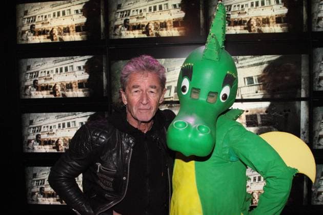 Bilder des Jahres 2022, Entertainment 12 Dezember Entertainment Themen der Woche KW50 Entertainment Bilder des Tages Hamburg Peter Maffay Peter Maffay mit dem kleinen Drachen Tabaluga bei einer Autogrammstunde bei Saturn Hamburg, 12.12.2022 *** Hamburg Peter Maffay Peter Maffay with the little dragon Tabaluga at an autograph session at Saturn Hamburg, 12 12 2022 Copyright: xEibner-Pressefotox EP_eer