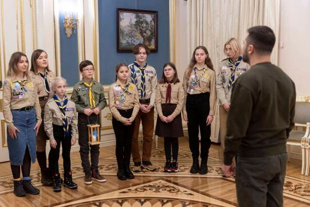 Ukraine-Krieg, Jahrestag der Invasion, Chronologie der Ereignisse, Archivbilder News Themen der Woche KW50 News Bilder des Tages December 14, 2022, Kyiv, Kharkiv Oblast, Ukraine: Ukrainian President Volodymyr Zelenskyy, greets Plast National Scout members during a presentation of the Peace Light of Bethlehem at the Mariyinsky Palace, December 14, 2022 in Kyiv, Ukraine. Kyiv Ukraine - ZUMAp138 20221214_zaa_p138_019 Copyright: xUkrainexPresidency UkrainianxPrex