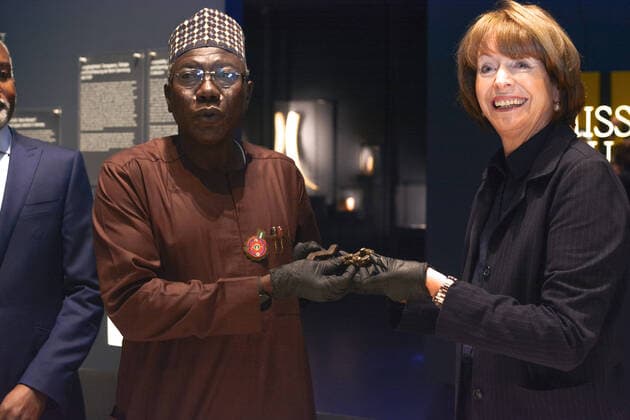Bilder des Jahres 2022, News 12 Dezember News Themen der Woche KW50 Press Conference Of Returning Benin Artifacts To Nigeria In Cologne Cologne mayor Henriette Reker and Director of national commission of Museums and Monuments of Nigerias, Prof. Abba Isa Tijani are seen holding a key during press conference of returning 92 historical Benin artifacts back to Nigeria museum iat Rautenstrauch Joest Museum in Cologne, Germany on December 15, 2022 cologne Germany  Copyright: xYingxTangx originalFilename: tang-notitle221215_npDu9.jpg