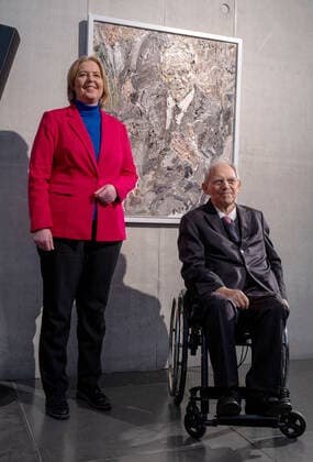 Bundestagspraesidentin Baerbel Bas in the picture left inaugurates on 15 12 2022 a portrait of the painter Christoph Bouet of Bundestagspraesident a D Wolfgang Schaeuble in the picture right in the gallery of the Bundestagspraesidenten in the Paul Loebe house in Berlin See epd message of 15 12 2022 EDITORIAL USE ONLY Copyright: epd-bild RolfxZoellner epd-Schaeuble_Galerie1-kopieren