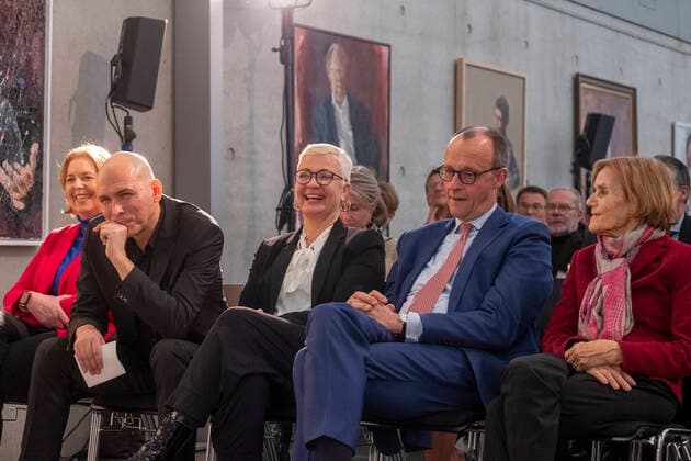 Bundestagspraesidentin Baerbel Bas in the picture li inaugurates on 15 12 2022 a portrait of the painter Christoph Bouet of Bundestagspraesident a D Wolfgang Schaeuble in the gallery of the Bundestagspraesidenten in the Paul Loebe house in Berlin V l n r Bas, Bouet, its life companion Bernadette Jaeger, CDU boss Friedrich Merz, Ingeborg Schaeuble Copyright: epd-bild RolfxZoellner epd-Schaeuble_Galerie12-kopieren
