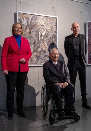 Bundestagspraesidentin Baerbel Bas li inaugurates on 15 12 2022 a portrait of the painter Christoph Bouet re of Bundestagspraesident a D Wolfgang Schaeuble in picture center in the gallery of the Bundestagspraesidenten in the Paul Loebe house in Berlin See epd message of 15 12 2022 EDITORIAL USE ONLY Copyright: epd-bild RolfxZoellner epd-Schaeuble_Galerie2-kopieren