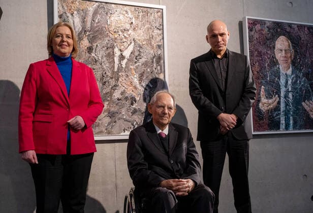 Bundestagspraesidentin Baerbel Bas li inaugurates on 15 12 2022 a portrait of the painter Christoph Bouet re of Bundestagspraesident a D Wolfgang Schaeuble in picture center in the gallery of the Bundestagspraesidenten in the Paul Loebe house in Berlin See epd message of 15 12 2022 EDITORIAL USE ONLY Copyright: epd-bild RolfxZoellner epd-Schaeuble_Galerie3-kopieren