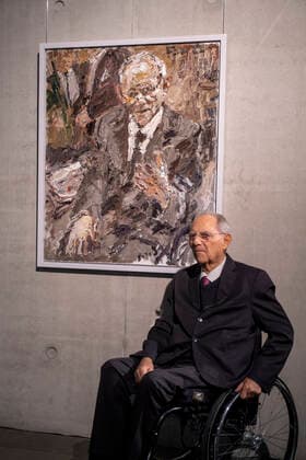 Inauguration of the portrait of the painter Christoph Bouet of Bundestagspraesident a D Wolfgang Schaeuble re and on painting in the background in the gallery of the Bundestagspraesidenten in the Paul Loebe house in Berlin See epd message of 15 12 2022 EDITORIAL USE ONLY Copyright: epd-bild RolfxZoellner epd-Schauble_Galerie10-kopieren