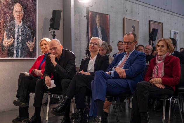 Bundestagspraesidentin Baerbel Bas in the picture li inaugurates on 15 12 2022 a portrait of the painter Christoph Bouet of Bundestagspraesident a D Wolfgang Schaeuble in the gallery of the Bundestagspraesidenten in the Paul Loebe house in Berlin V l n r Bas, Bouet, its life companion Bernadette Jaeger, CDU boss Friedrich Merz, Ingeborg Schaeuble Copyright: epd-bild RolfxZoellner _DSF4896