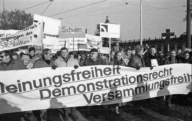 Geschichte, Deutschland, politischer Umbruch (Wende) 1989: 19.11.1989, Dresden, auf dem Weg zum Theaterplatz: Künstler und Kulturschaffende demonstrieren mit Bürgerinnen und Bürgern, Transparent mit Forderungen: Meinungsfreiheit, Demonstrationsrecht, Versammlungsfreiheit . Veröffentlichung in Sächsische Zeitung am 20.11.1989: Es demonstrieren die Künstler und Kulturschaffenden des Bezirkes und jene, die sich ihnen im Geiste und im Tun verbunden fühlen. Viele sind das. Was sagen schon Zahlen. Als die ersten nach knapp einer Stunde den Theaterplatz erreichen, sind die letzten gerade erst losgelaufen. Wofür und wogegen man ist, lässt sich Hunderten von Spruchbändern, Schildern und Transparenten entnehmen: Meinungsfreiheit - Demonstration Copyright: xSZ WaltrautxKossackx 0000010107112745