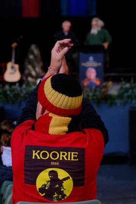 UNCLE ARCHIE ROACH STATE MEMORIAL, People attend the State Memorial Service to celebrate the life and music of Australian singer Uncle Archie Roach at the Sidney Myer Music Bowl in Melbourne, Thursday, December 15, 2022. The 66-year-old Gunditjmara-Bundjalung elder rose to prominence with the release of his debut single Took the Children Away in 1990 and was inducted into the ARIA Hall of Fame in 2020. ( NO ARCHIVING, EDITORIAL USE ONLY, NO USE IN BOOKS WITHOUT CONSENT MELBOURNE VICTORIA AUSTRALIA  Copyright: xLUISxASCUIx 20221215001742934904