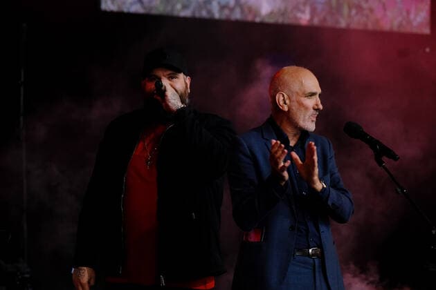 UNCLE ARCHIE ROACH STATE MEMORIAL, Adam Briggs and Paul Kelly are seen at the State Memorial Service to celebrate the life and music of Australian singer Uncle Archie Roach at the Sidney Myer Music Bowl in Melbourne, Thursday, December 15, 2022. The 66-year-old Gunditjmara-Bundjalung elder rose to prominence with the release of his debut single Took the Children Away in 1990 and was inducted into the ARIA Hall of Fame in 2020. ( NO ARCHIVING, EDITORIAL USE ONLY, NO USE IN BOOKS WITHOUT CONSENT MELBOURNE VICTORIA AUSTRALIA  Copyright: xLUISxASCUIx 20221215001742935377