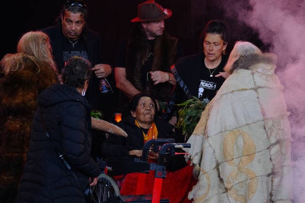 UNCLE ARCHIE ROACH STATE MEMORIAL, Uncle Archie s sister Aunty Myrtle Evans is seen during the State Memorial Service to celebrate the life and music of Australian singer Uncle Archie Roach at the Sidney Myer Music Bowl in Melbourne, Thursday, December 15, 2022. The 66-year-old Gunditjmara-Bundjalung elder rose to prominence with the release of his debut single Took the Children Away in 1990 and was inducted into the ARIA Hall of Fame in 2020. ( NO ARCHIVING, EDITORIAL USE ONLY, NO USE IN BOOKS WITHOUT CONSENT MELBOURNE VICTORIA AUSTRALIA  Copyright: xLUISxASCUIx 20221215001742936609