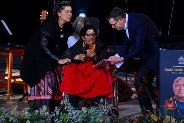 UNCLE ARCHIE ROACH STATE MEMORIAL, Victorian Premier Dan Andrew?s hands an apology to Uncle Archie s sister Aunty Myrtle Evans during the State Memorial Service to celebrate the life and music of Australian singer Uncle Archie Roach at the Sidney Myer Music Bowl in Melbourne, Thursday, December 15, 2022. The 66-year-old Gunditjmara-Bundjalung elder rose to prominence with the release of his debut single Took the Children Away in 1990 and was inducted into the ARIA Hall of Fame in 2020. ( NO ARCHIVING, EDITORIAL USE ONLY, NO USE IN BOOKS WITHOUT CONSENT MELBOURNE VICTORIA AUSTRALIA  Copyright: xLUISxASCUIx 20221215001742936758