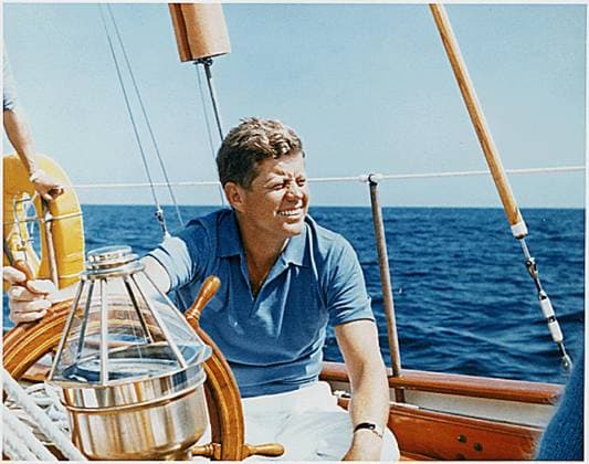 IMAGO History, Ermordung von US-Präsident John F. Kennedy in Dallas, 1963 **FILE PHOTO** National Archives release classified JFK assassination files. Narragansett Bay, RI -- United States President John F. Kennedy at the wheel of the Coast Guard Yacht Manitou on Narragansett Bay, RI on August 26, 1962 Mandatory Copyright: xCNP xMediaPunchx