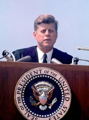 IMAGO History, Ermordung von US-Präsident John F. Kennedy in Dallas, 1963 **FILE PHOTO** National Archives release classified JFK assassination files. United States President John F. Kennedy speaks at the American University commencement in Washington, D.C. on June 10, 1963. This speech is known as Kennedy s Pax Americana speech, where he outlined his vision for world peace. Copyright: xCNP xMediaPunchx