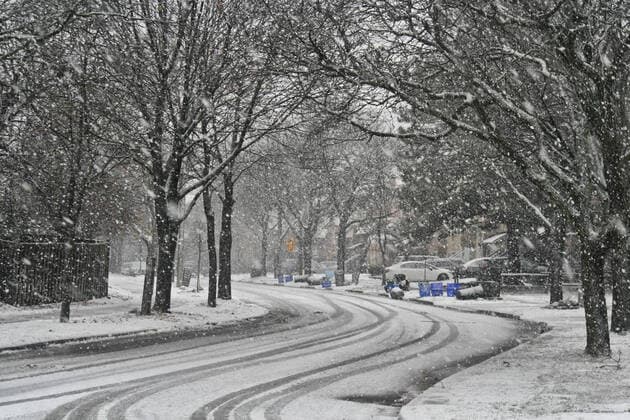 Toronto Gets Hit By Messy Winter Snowstorm Messy snowstorm hit Toronto, Ontario, Canada, on December 15, 2022. The storm is expected to dump a mix of messy winter weather on the city, including freezing rain and as much as 15-20 centimetres of snow across the Greater Toronto Area. Toronto Ontario Canada  Copyright: xCreativexTouchxImagingxLtdx originalFilename: friedman-torontog221215_npbRF.jpg