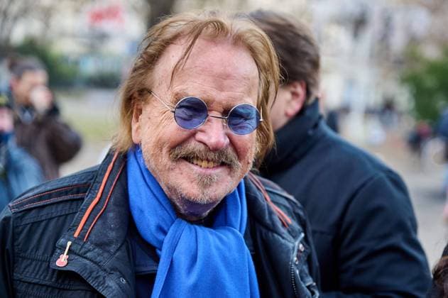 Sänger und Entertainer Frank Zander besucht überraschend die Weihnachtsfeier der diakonischen Tagesstätte Sozialprojekt für Obdachlose am Helmholtzplatz in Berlin-Prenzlauer Berg. Die Tagesstätte Sozialprojekt der diakonischen Immanuel Beratung Prenzlauer Berg richtet die Weihnachtsfeier alljährlich als lockeres Zusammentreffen für Obdachlose aus dem Kiez aus. Singer and entertainer Frank Zander makes a surprise visit to the Christmas party of the diaconal Tagesstätte Sozialprojekt for homeless people at Helmholtzplatz in Berlin-Prenzlauer Berg. The Tagesstätte Sozialprojekt of the diaconal Immanuel Beratung Prenzlauer Berg hosts the annual Christmas party as a casual get-together for homeless people from the neighborhood. snapshot-ph