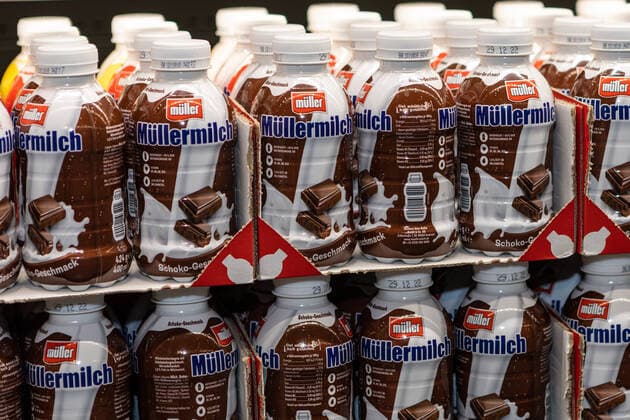 Deutschland 29. November 2022: Im Bild: In einem Kühlregal stehen Produkte der Sorte Müllermilch. Bei der Müllermilch mit schokigem Geschmackt handelt es sich um ein Produkt der Unternehmensgruppe Theo Müller. Landkreis Osnabrück Niedersachsen *** Germany 29 November 2022 In the picture In a refrigerated shelf are products of the variety Müllermilch The Müllermilch with a chocolatey taste is a product of the Theo Müller group of companies District of Osnabrück Lower Saxony Copyright: xFotostandx xGelhotx