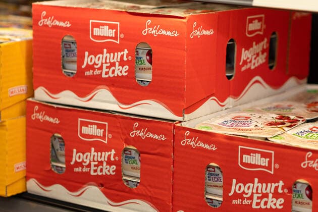 Deutschland 29. November 2022: Im Bild: In einem Kühlregal stehen Produkte der Sorte Müllermilch, hier der Joghurt mit der Ecke. Bei dem Joghurt handelt es sich um ein Produkt der Unternehmensgruppe Theo Müller. Landkreis Osnabrück Niedersachsen *** Germany 29 November 2022 In the picture In a refrigerated shelf are products of the variety Müllermilch, here the yogurt with the corner The yogurt is a product of the Theo Müller group of companies County Osnabrück Lower Saxony Copyright: xFotostandx xGelhotx