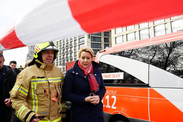 Bilder des Jahres 2022, News 12 Dezember Franziska Giffey besucht die Unglücksstätte des explodierten Aquadoms. Das Riesen-Aquarium Aquadom, das zur Unterwasserwelt Sealife gehört und sich im Innern des Hotel- und Geschäfts-Komplexes Dom AquarÃ e unweit des Alexanderplatzes befindet, ist am Freitagmorgen geplatzt und komplett zerstört worden. Nach ersten Erkenntnissen ist das Platzen wohl auf eine Materialermüdung zurückzuführen, Hinweise auf einen gezielten, gewaltsamen Anschlag gab es laut Polizei zunächst nicht. Zwei Menschen wurden bei dem Unglück leicht verletzt. 1000 Kubikliter Wasser traten aus dem 16 Meter hohen Zylinder aus. Die Wassermassen zerstörten Teile des Radisson-Hotels. Ebenfalls laut ersten Angaben sind ein Großteil der 1500 exotischen Fische des Aqu Foto:xF.xKernx xFuturexImage