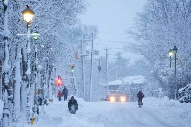 December 16, 2022, Ottawa, ON, CAN: People dig out as a major snowstorm hits eastern Ontario in Carleton Place, Ont., on Friday, Dec.16, 2022. Ottawa CAN  - ZUMAc35_ 20221216_zaf_c35_004 Copyright: xSeanxKilpatrickx