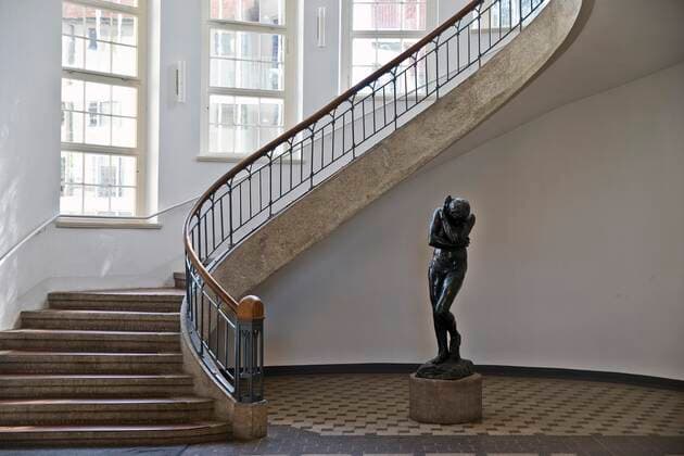 Foyer mit freischwingender Jugendstiltreppe und Auguste Rodins Eva, Bauhaus-Universität Weimar, UNESCO-Welterbestätte, Thüringen, Deutschland, Europa *** Foyer with free-swinging Art Nouveau staircase and Auguste Rodin s Eve, Bauhaus University Weimar, Unesco world heritage site, Thuringia, Germany, Europe Copyright: imageBROKER StefanxZiese iblszi08876976.jpg