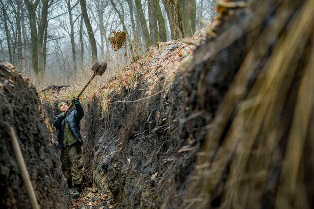 News Themen der Woche KW50 News Bilder des Tages December 16, 2022, Donetsk, Ukraine: Ukrainia soldier digs in the trenches in the forests near the Bakhmut frontlines, Donetsk. Ukraine - ZUMAa131 20221216_zap_a131_005 Copyright: xCelestinoxArcexLavinx