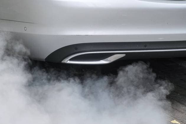 Düsseldorf 16.12.2022 Stau Abgase Umwelt Verkehr Emission Staubpartikel Auto LKW Auspuff Autoauspuff Auspuffrohr Emissionen Autoabgase Verbrennermotor Verbrennungsmotor Verbrenner Umweltbelastung Schadstoffausstoss Strassenverkehr Katalysator Stickoxide CO2 Autostau Verkehrsstau Innenstadt City Verkehr Umwelthilfe Bussgeld Luftreinhaltung Tempobegrenzung Geschwindigkeitsbegrenzung Feinstaub Luftreinhaltung Luftreinhalteplan Fahrverbote Verkehrskollaps Klimawandel Düsseldorf Nordrhein-Westfalen Deutschland *** Düsseldorf 16 12 2022 traffic jam exhaust gases environment traffic emission dust particles car truck exhaust car exhaust pipe emissions car exhaust gases combustion engine combustion engine environmental pollution pollutant emissi