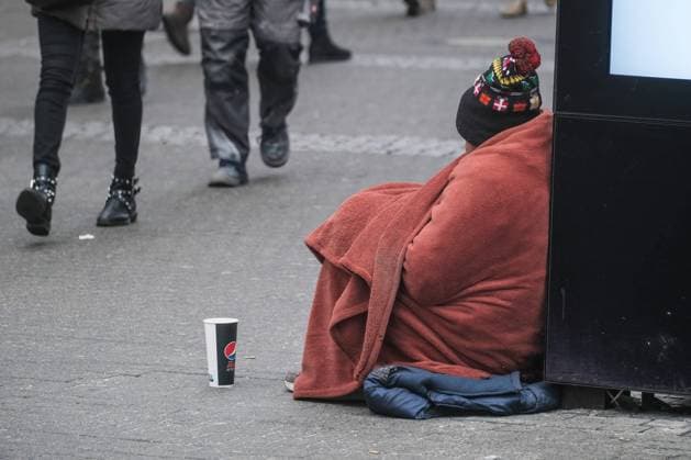 Düsseldorf 16.12.2022 Rentenkasse Rentenzahlung Sozialsystem Grundsicherung Mindestsicherung Fürsorge Grundrente Einkommensarmut Armutsgefährdung Altersarmut Rente Rentenloch Bettlerin Almosen Wohnungsnot Sozialleistungen Sozialstaat Hartz IV Regelsatz Sozialhilfe Obdachloser Lebenshaltungskosten Arbeitslosengeld Sozialleistungen Existenzminimum Regelsatz Wohnungslos Wohnungsloser Wohnungsnot Bürgergeld Eiseskälte Winterwetter Winterkälte Senioren Düsseldorf Nordrhein-Westfalen Deutschland *** Dusseldorf 16 12 2022 pension pension fund pension payment social system basic security minimum security welfare basic pension income poverty poverty risk old-age poverty pension hole beggar woman alms housing shortage social benefits welfare