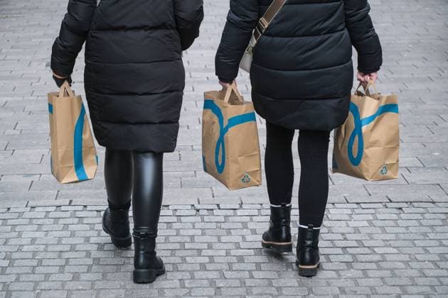 Düsseldorf 16.12.2022 Primark Modelabel Einkaufen Weihnachtseinkäufe Weihnachtseinkauf Weihnachtsgeld Inflation Bürgergeld Nachhaltigkeit Einkaufstaschen Einkaufstüten Papiertüten Düsseldorf Nordrhein-Westfalen Deutschland *** Düsseldorf 16 12 2022 Primark fashion label shopping Christmas shopping Christmas money inflation citizen money sustainability shopping bags shopping bags paper bags Düsseldorf North Rhine Westphalia Germany