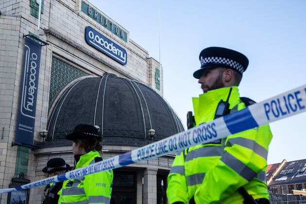 News Bilder des Tages December 16, 2022, London, United Kingdom: Police forensic investigators seen outside Brixton Academy after a crowd crush during an Asake concert in Brixton. The Brixton Academy organized a music concert on Thursday night, at the concert, the crowd got out of control of the authorities and led to a crowd crush. A total of 8 people are reported to be injured and were rushed to the hospital, out of which 4 are in critical condition. London United Kingdom - ZUMAs197 20221216_zaa_s197_213 Copyright: xThaboxJaiyesimix