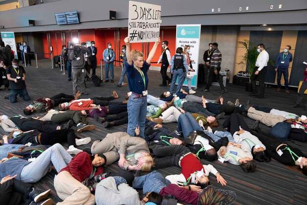 News Bilder des Tages December 16, 2022, Montreal, PQ, Canada: Members of the Global Youth Biodiversity Network demonstrate in the halls of the convention centre at the COP15 UN conference on biodiversity in Montreal, on Friday, December 16, 2022. Montreal Canada  - ZUMAc35_ 20221216_zaf_c35_034 Copyright: xPaulxChiassonx