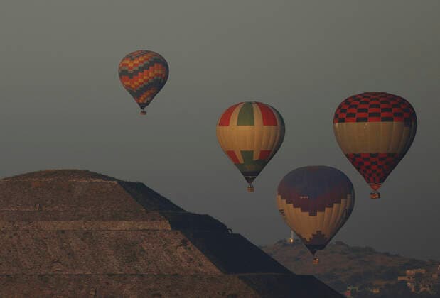 Mexico Teotihuacan Hot air balloons fly near the Pyramid of the Sun at dawn in Teotihuacan, north of Mexico City. Mexico, Friday, December 16, 2022 Mexico City Mexico  Copyright: xDanilxShamkinx originalFilename: shamkin-notitle221216_nppWk.jpg