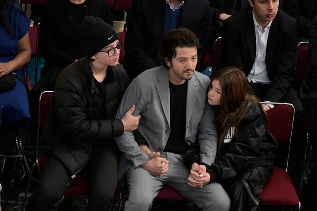 Posthumous Tribute to Set Designer Alejandro Luna December 16, 2022, Mexico City, Mexico: Diego Luna accompanied by his children Fiona Luna and Jeronimo Luna attends the posthumous tribute of present ashes of his father Alejandro Luna, National Award in Sciences and Arts who died at the age of 83, at Palacio de Bellas Artes. on December 16, 2022 in Mexico City, Mexico. (Photo by Jaime Nogales Eyepix Group) Copyright: xJaimexNogales xEyepixxGroupx JN_16122022_84199