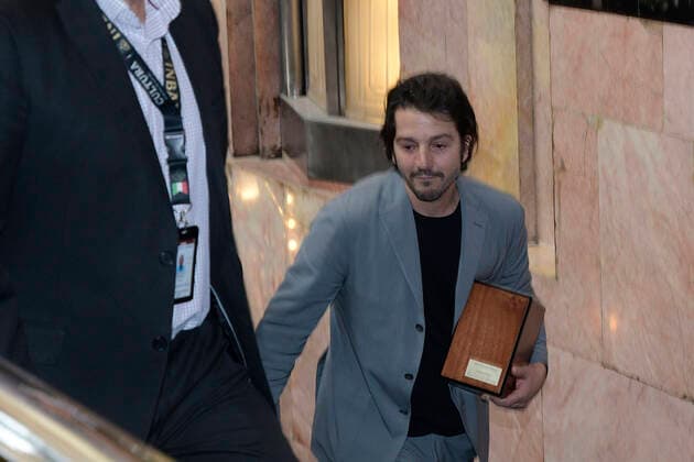 Posthumous Tribute to Set Designer Alejandro Luna December 16, 2022, Mexico City, Mexico: Diego Luna accompanied by his children Fiona Luna and Jeronimo Luna attends the posthumous tribute of present ashes of his father Alejandro Luna, National Award in Sciences and Arts who died at the age of 83, at Palacio de Bellas Artes. on December 16, 2022 in Mexico City, Mexico. (Photo by Jaime Nogales Eyepix Group) Copyright: xJaimexNogales xEyepixxGroupx JN_16122022_84231