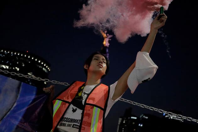 Activists Demonstrate Against Animal Slaughterhouses In Mexico Activist from the organisation Animal Save Mexico, holds a flare during a protest in front of the Angel of Independence in Mexico City, against animal slaughterhouses in Mexico. Mexico City Mexico City Mexico  Copyright: xGerardoxVieyrax originalFilename: vieyra-notitle221216_npOGS.jpg