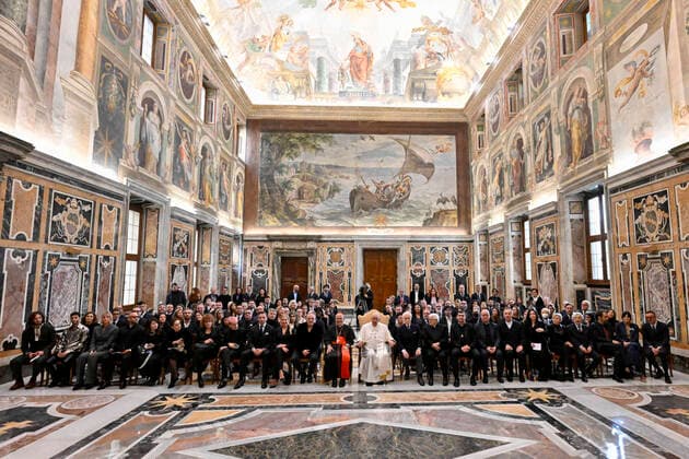 December 17, 2022, VATICAN CITY: This handout picture provided by the shows Pope Francis receiving artists of the Christmas Concert in the Vatican , Vatican City, 17 December 2022..ANSA . (NPK) VATICAN CITY - ZUMAa110 20221217_zaf_a110_009 Copyright: xVaticanxMediax