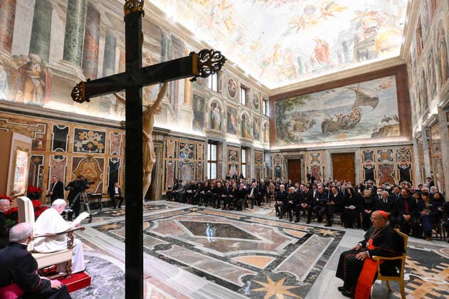 December 17, 2022, VATICAN CITY: This handout picture provided by the shows Pope Francis receiving artists of the Christmas Concert in the Vatican , Vatican City, 17 December 2022..ANSA . (NPK) VATICAN CITY  - ZUMAa110 20221217_zaf_a110_010 Copyright: xVaticanxMediax