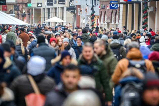 Einkaufen in der Vorweihnachtszeit DEU, Deutschland, Nordrhein-Westfalen, Münster, 17.12.2022: Einkaufen am Samstag vor dem Vierten Advent, Impressionen aus der Innenstadt von Münster. Es herrschen frostige Temperaturen. Zahlreiche Passanten sind auf der Ludgeristraße unterwegs *** Shopping in the pre-Christmas period DEU, Germany, North Rhine-Westphalia, Münster, 17 12 2022 Shopping on Saturday before the Fourth Advent, impressions from the city center of Münster There are frosty temperatures Numerous passers-by are on the Ludgeristraße on the road
