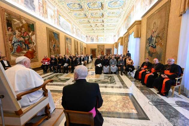 Italy, Rome, Vatican, 2022 12 17 Pope Francis receives Mother Teresa award delegation in audience at Vatican Photograph by Vatican Mediia Catholic Press Photos . RESTRICTED TO EDITORIAL USE - NO MARKETING - NO ADVERTISING CAMPAIGNS.  Copyright: xVATICANxMEDIAx xipa-agency.netx xVaticanxMediax IPA_IPA35126051