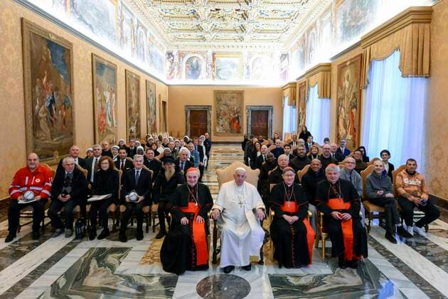 News Bilder des Tages Italy, Rome, Vatican, 2022 12 17 Pope Francis receives Mother Teresa award delegation in audience at Vatican Photograph by Vatican Mediia Catholic Press Photos . RESTRICTED TO EDITORIAL USE - NO MARKETING - NO ADVERTISING CAMPAIGNS.  Copyright: xVATICANxMEDIAx xipa-agency.netx xVaticanxMediax IPA_IPA35126053