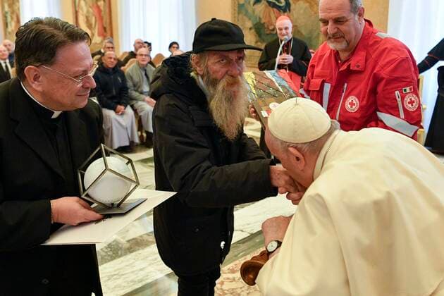 Italy, Rome, Vatican, 2022 12 17 Pope Francis receives Mother Teresa award delegation in audience at Vatican Photograph by Vatican Mediia Catholic Press Photos . RESTRICTED TO EDITORIAL USE - NO MARKETING - NO ADVERTISING CAMPAIGNS.  Copyright: xVATICANxMEDIAx xipa-agency.netx xVaticanxMediax IPA_IPA35126058