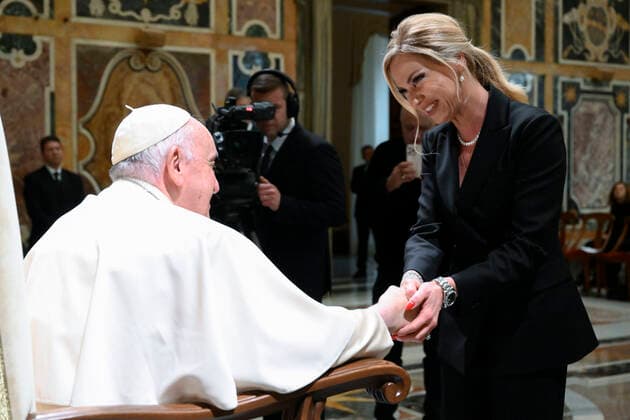Italy, Rome, Vatican, 2022 12 17 Pope Francis receives in audience the Artists of the Christmas Concert at the Vatican Photograph by Vatican Mediia Catholic Press Photos . RESTRICTED TO EDITORIAL USE - NO MARKETING - NO ADVERTISING CAMPAIGNS.  Copyright: xVATICANxMEDIAx xipa-agency.netx xVaticanxMediax IPA_IPA35126094